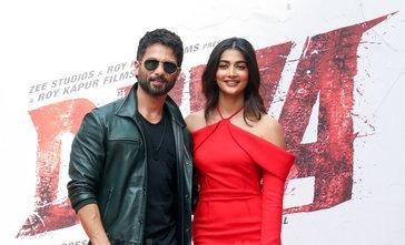 Deva: शाहिद कपूर और पूजा हेगड़े ‘देवा’ के प्रमोशन के लिए दिल्ली के कॉलेज में करेंगे शिरकत!