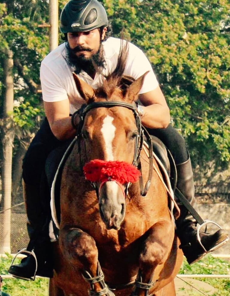 World Health Day : 10 बॉलीवुड के वो सितारे जो अलग अलग खेलों से रहते हैं स्वस्थ और फिट